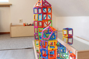 Magnete werden für das Konstruktionsspiel genutzt. Man sieht ein Gebäude, welches gebaut wurde.