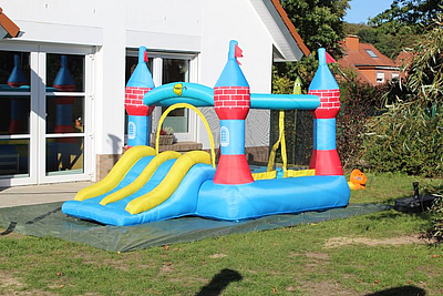 Eine Hüpfburg in bunten Farben 