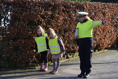 Zwei Mädchen mit einer Polizistin
