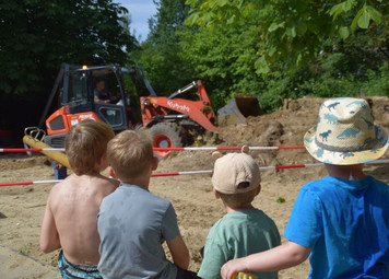 Vier Jungen auf der Baustelle