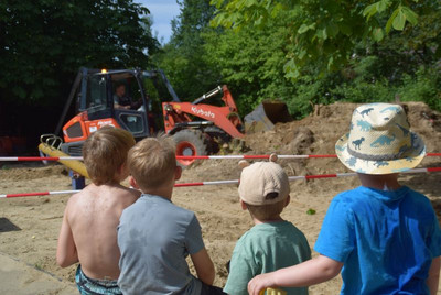 Vier Jungen auf der Baustelle