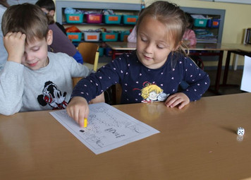 Zwei Kinder in der Schule