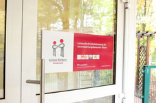 Eingangstür der Einrichtung mit dem Kinderlandlogo