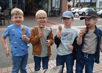 Vier Jungen essen Eis