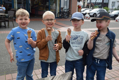 Vier Jungen essen Eis