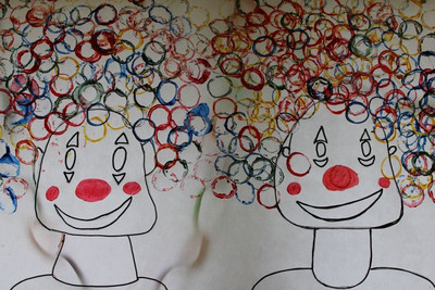 Ein gemaltes Bild von zwei Clowns. Ihre Haarpracht besteht aus bunten Kreisen.
