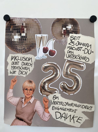 Ein graues Plakat zeigt zwei Diskokugeln, zwei Sektgläser und Kirschen, eine große silberne Fünfundzwanzig, eine Frau mit erhobenen Armen sowie drei Textfelder, die lobende und Dankesworte enthalten