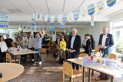 Menschen stehend und sitzende in einem Speisesaal