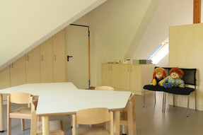 Ein kleiner heller Therapieraum, der Sitzmöglichkeiten anbietet. Hier können gezielte Angebote/Therapien stattfinden.