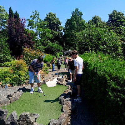 Schüler beim Minigolf spielen