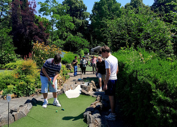Schüler beim Minigolf spielen