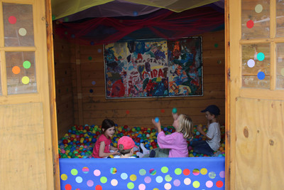 4 Kinder sitzen im Bällebad und spielen.
