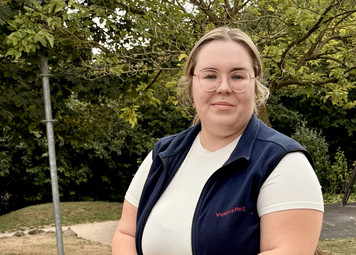 Eien Frau sitzt auf einem Stein 
