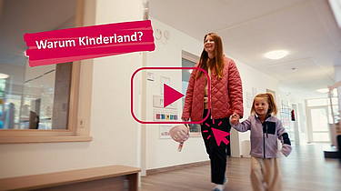 2 Kindergartenkinder in  Matschhosen sitzen im Sand