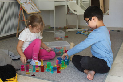 Zwei Kinder bauen mit Bauklötzen