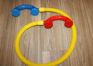 gelber Schlauch, roter und blauer Hörer, alles Verbunden