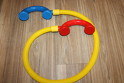 gelber Schlauch, roter und blauer Hörer, alles Verbunden