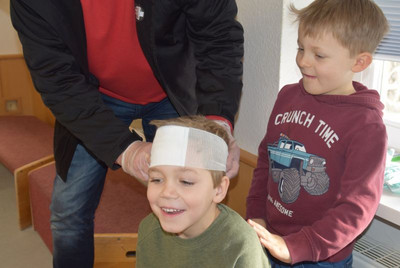Zwei Kinder mit Verband