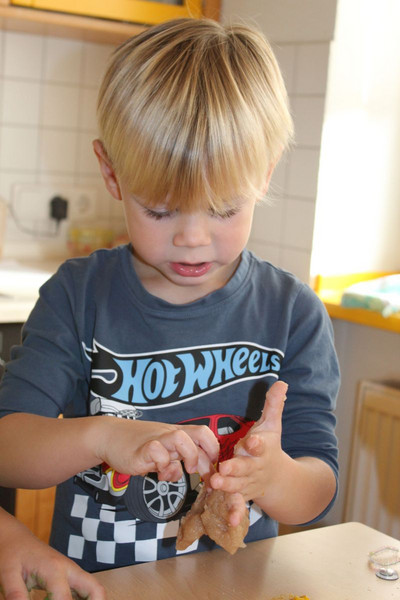 Junge mit Schleim in der Hand
