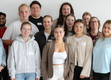 Ein Gruppenfoto der neuen Auszubildenden mit Petra Fettich und den Ausbildungskoordinatoren.