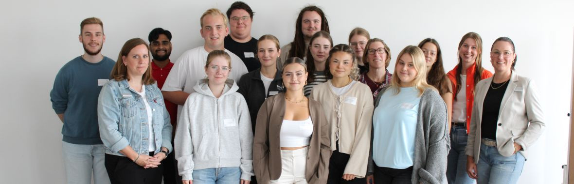 Ein Gruppenfoto der neuen Auszubildenden mit Petra Fettich und den Ausbildungskoordinatoren.