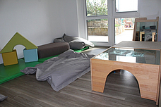 Nebenraum der Glühwürmchen. Viele Bewegungsmöglichkeiten und Klötze zum Bauen.