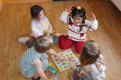 Vier Kinder mit Buchstaben