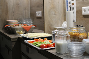 Ein Frühstücksbuffet, welches täglich geliefert und serviert wird. Hier sind man die Vielfalt der Lebensmittel: Brote, Aufschnitt, Obst und Gemüse, Cornflakes - Einige der Lebensmittel.