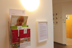 Der Eingangsbereich der Einrichtung mit Informationen zum Kinderland Konzept.