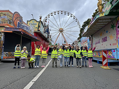 Kinder auf der Kirmes