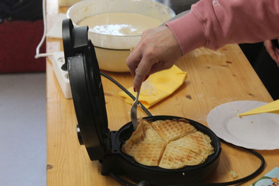 Waffeleisen und Hand