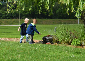 Zwei Jungen auf der Wiese