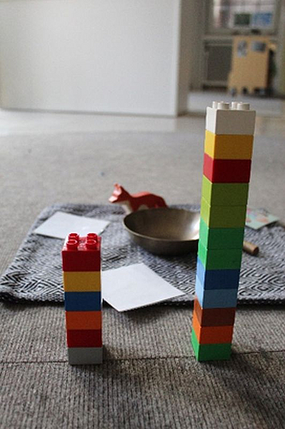 Zu sehen sind zwei unterschiedlich große Türme aus Lego