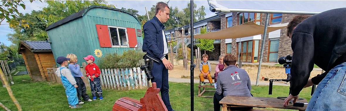 Kinderspielplatz mit 2 Kameramännern und vielen Kindern 