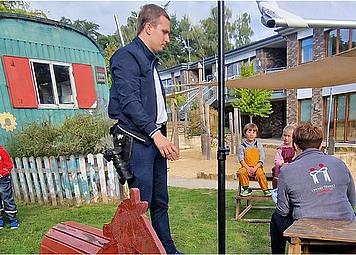 Kinderspielplatz mit 2 Kameramännern und vielen Kindern 