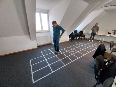 Ein Auszubildender steht in einem abgeklebten Labyrinth