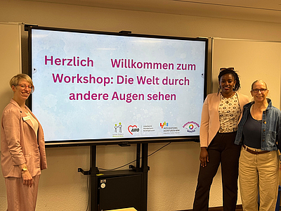 Die LeiterInnen der Veranstaltung stehen vor einem Smartboard
