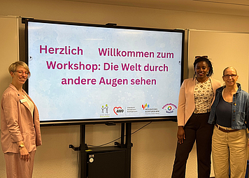 Die LeiterInnen der Veranstaltung stehen vor einem Smartboard