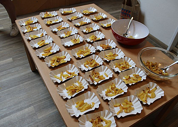 gelbe Pommes, weiße Pommesschale, weiße Schüsseln