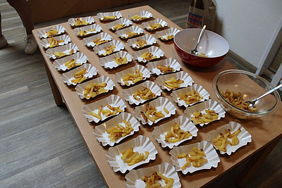 gelbe Pommes, weiße Pommesschale, weiße Schüsseln