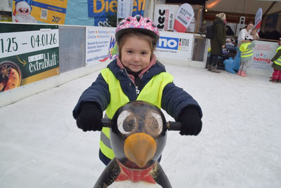 Mädchen mit Helm auf dem Eis