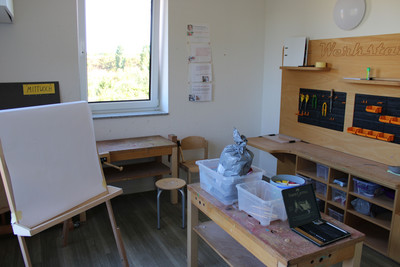 Die Werkstatt. Ein Tisch mit Ton.