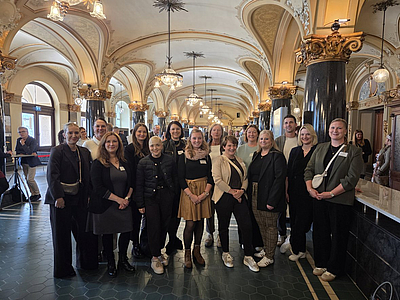 eine gruppe von vielen Frauen in historischem Gebäude