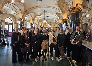 eine gruppe von vielen Frauen in historischem Gebäude