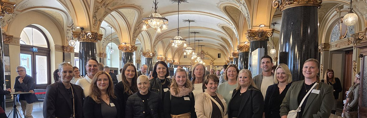 eine gruppe von vielen Frauen in historischem Gebäude