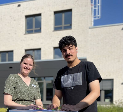 Zwei Personen stehen an einem Tisch