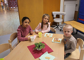 Mädchen essen Waffeln