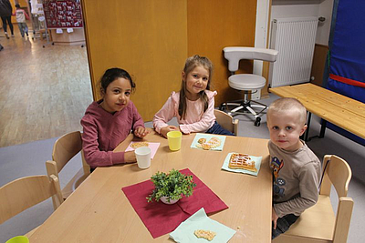 Mädchen essen Waffeln