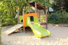 Ein einladendes Klettergerüst für Kinder unter 3 Jahren mit einer Treppe, einer Rutsche einer und Leiter.