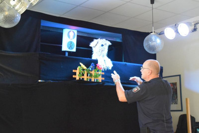 Polizist mit Handpuppe